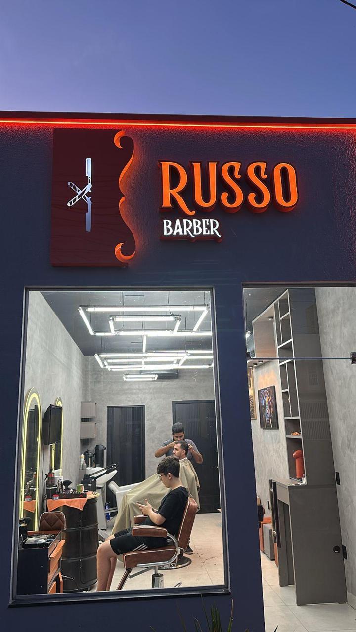 Fachada Russo Barber com letreiro